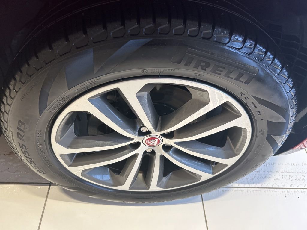 Used 2020 Jaguar F-PACE Premium image 25
