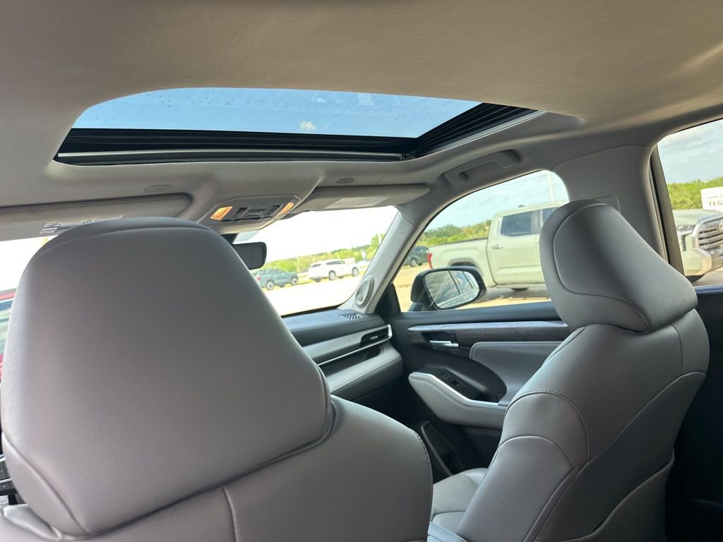 Used 2023 Toyota Highlander Limited image 17