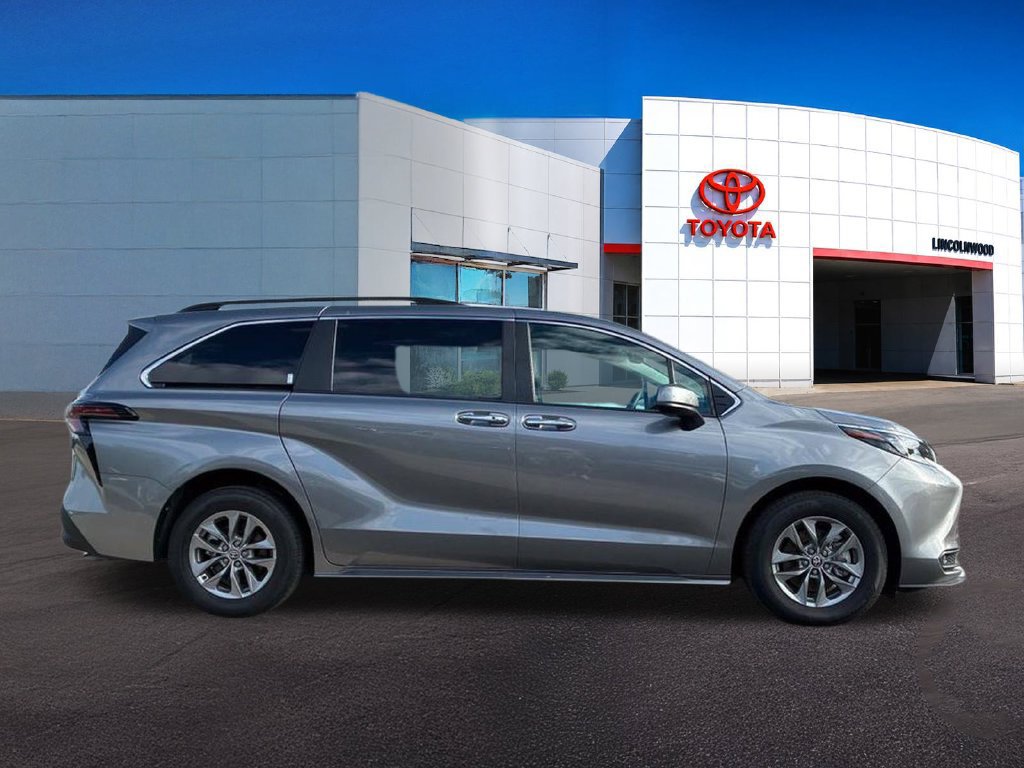 Used 2026 Toyota Sienna XLE FWD image 9