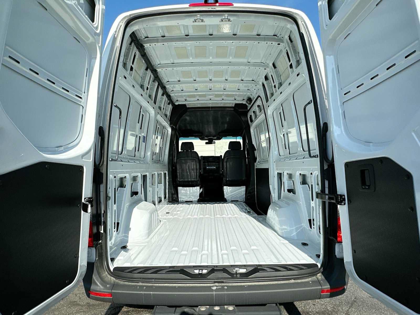 Used 2025 Mercedes-Benz Sprinter 2500 image 25