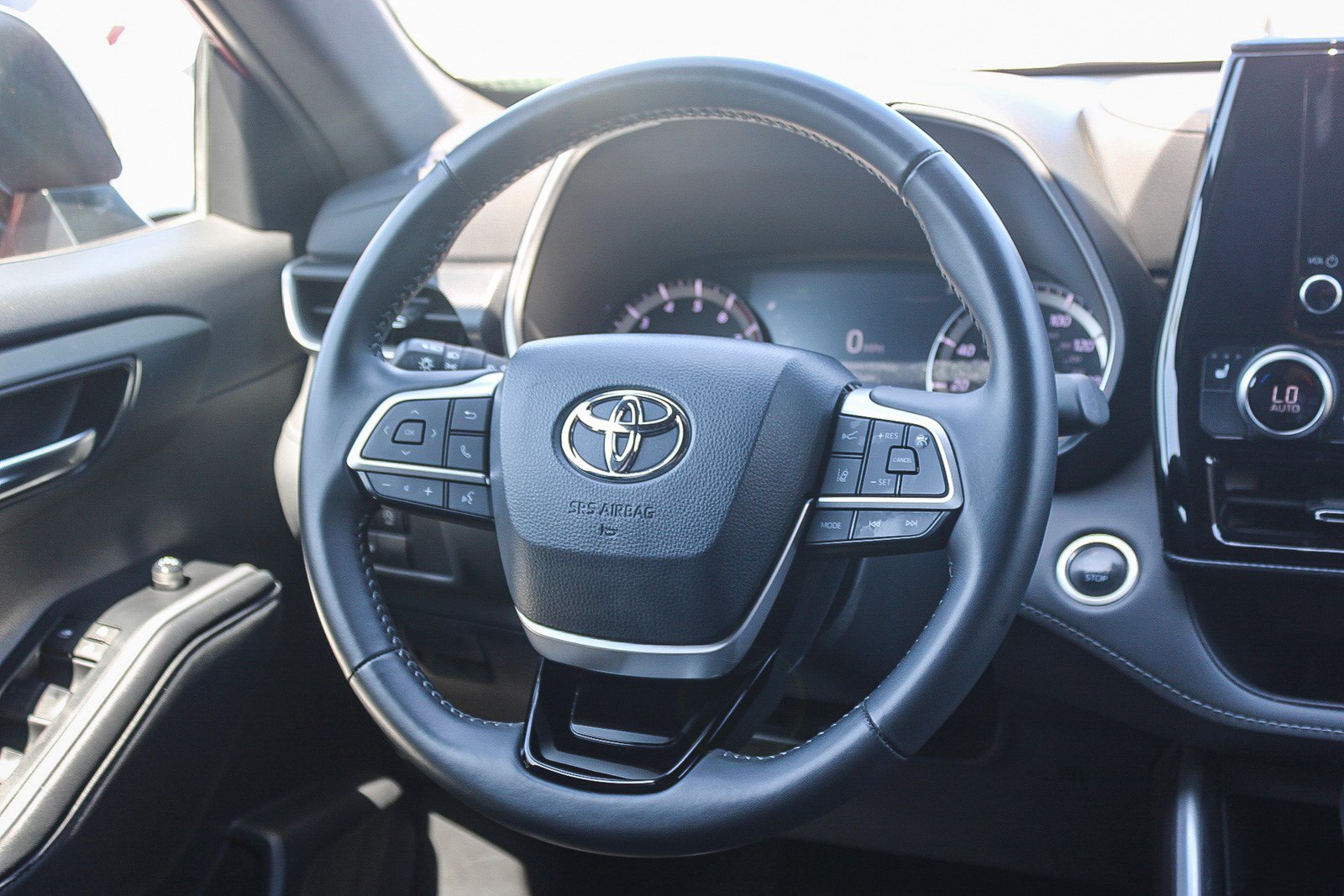Used 2024 Toyota Highlander XSE FWD image 16