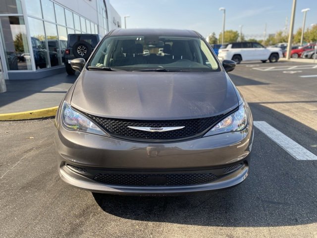 Used 2023 Chrysler Voyager LX image 3