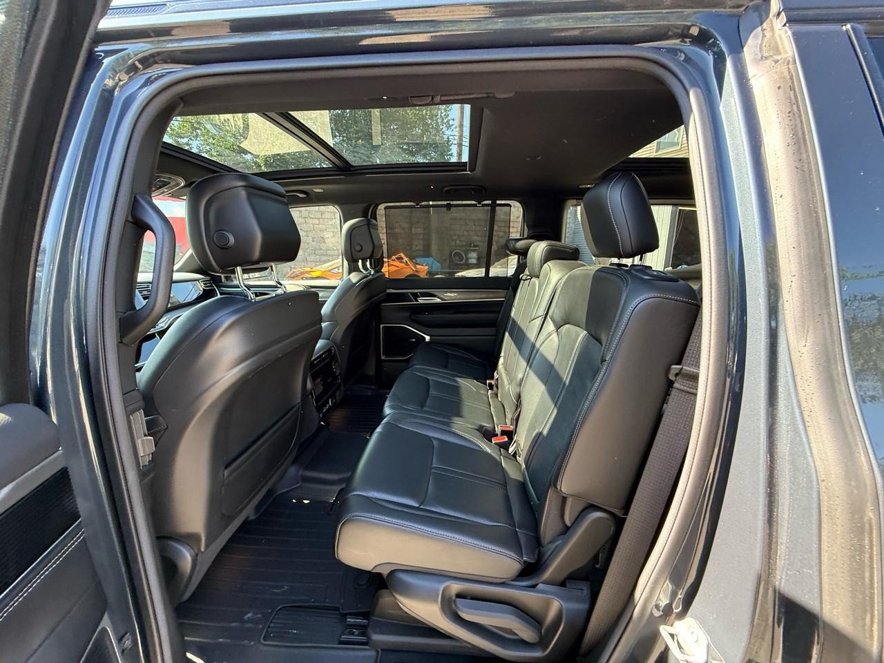 Used 2022 Jeep Wagoneer Series I AWD/4WD image 9