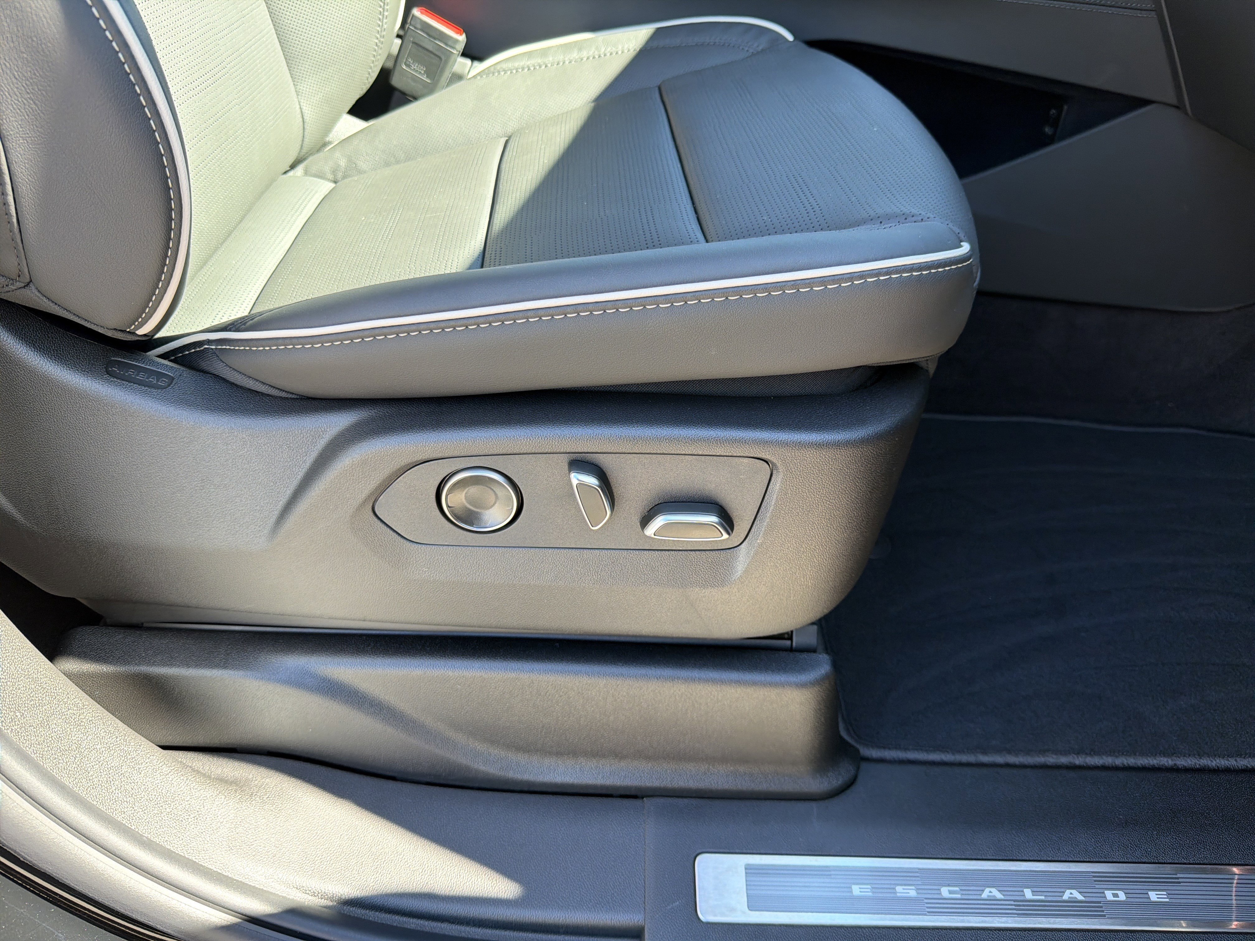 New 2026 Cadillac Escalade Luxury image 17