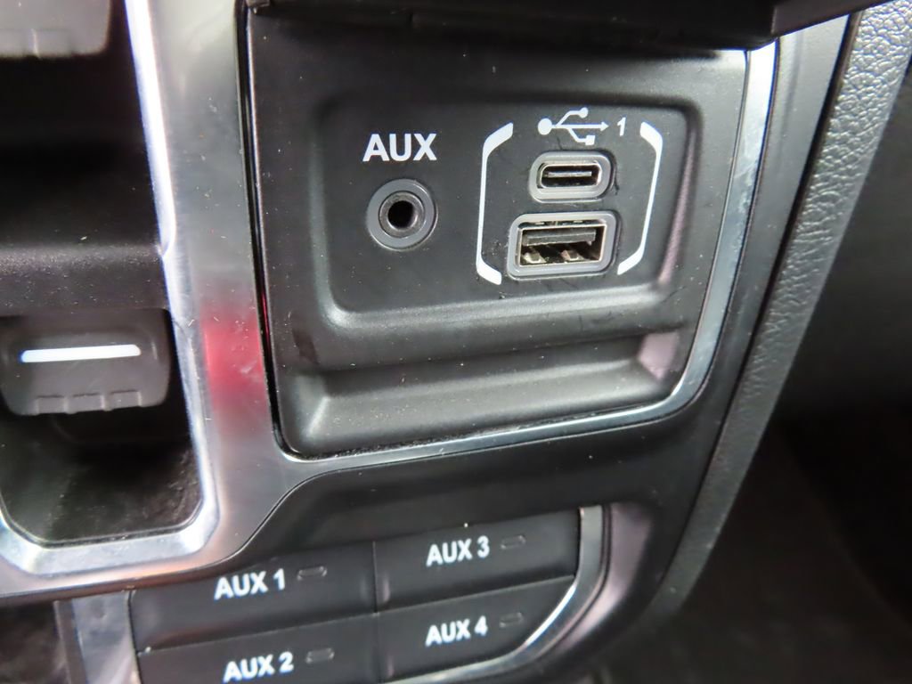 Used 2021 Jeep Wrangler Unlimited Sahara w/ Dual Top Group AWD/4WD image 8