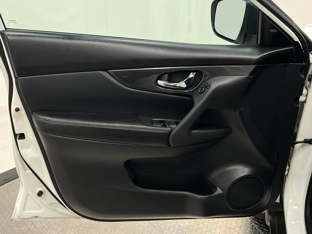 Used 2017 Nissan Rogue SV image 14