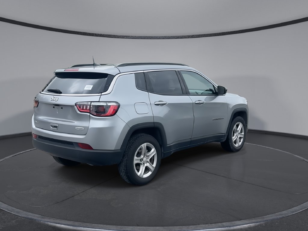 Used 2024 Jeep Compass Latitude AWD/4WD image 8