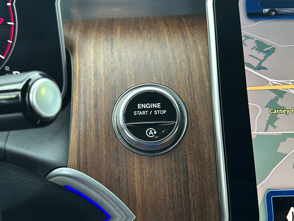 Used 2025 Mercedes-Benz GLC 300 4MATIC image 25