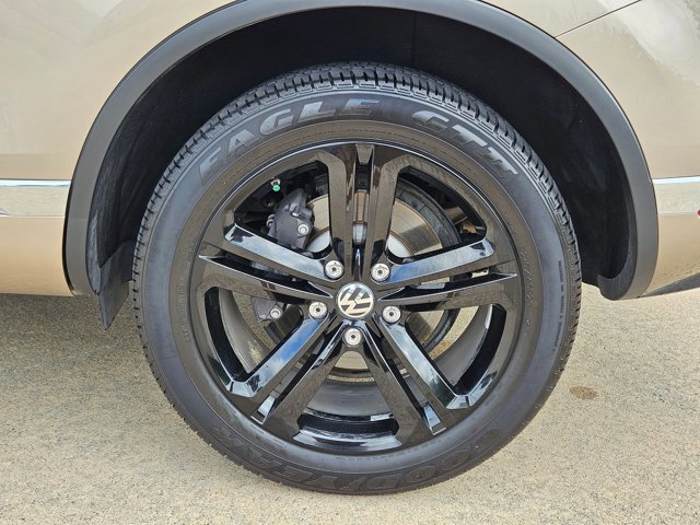 Used 2017 Volkswagen Touareg Wolfsburg Edition image 25