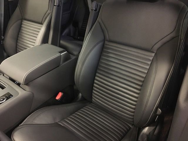 New 2024 Land Rover Discovery Dynamic SE image 19