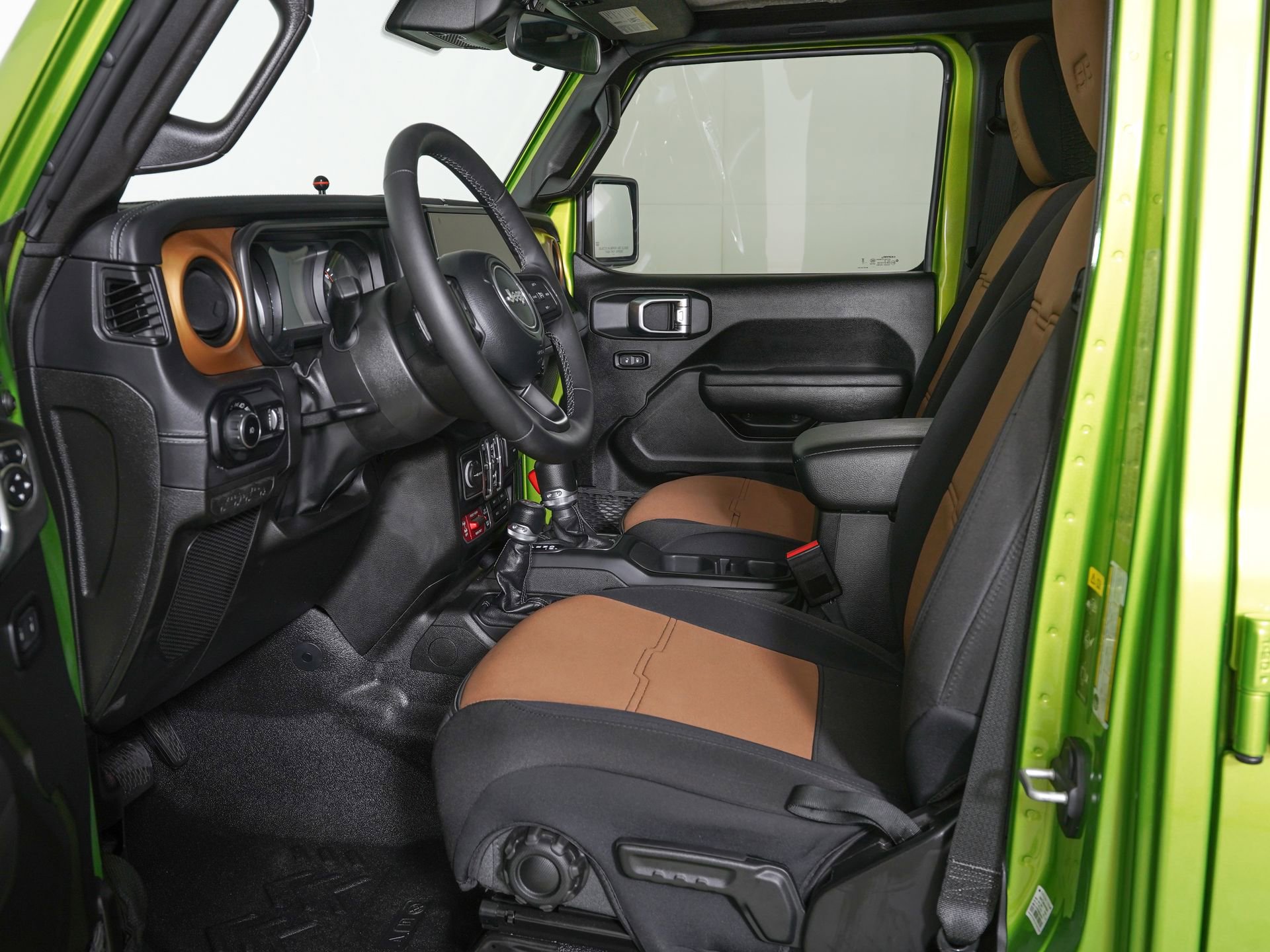 Used 2025 Jeep Wrangler Unlimited Rubicon w/ Convenience Group AWD/4WD image 12