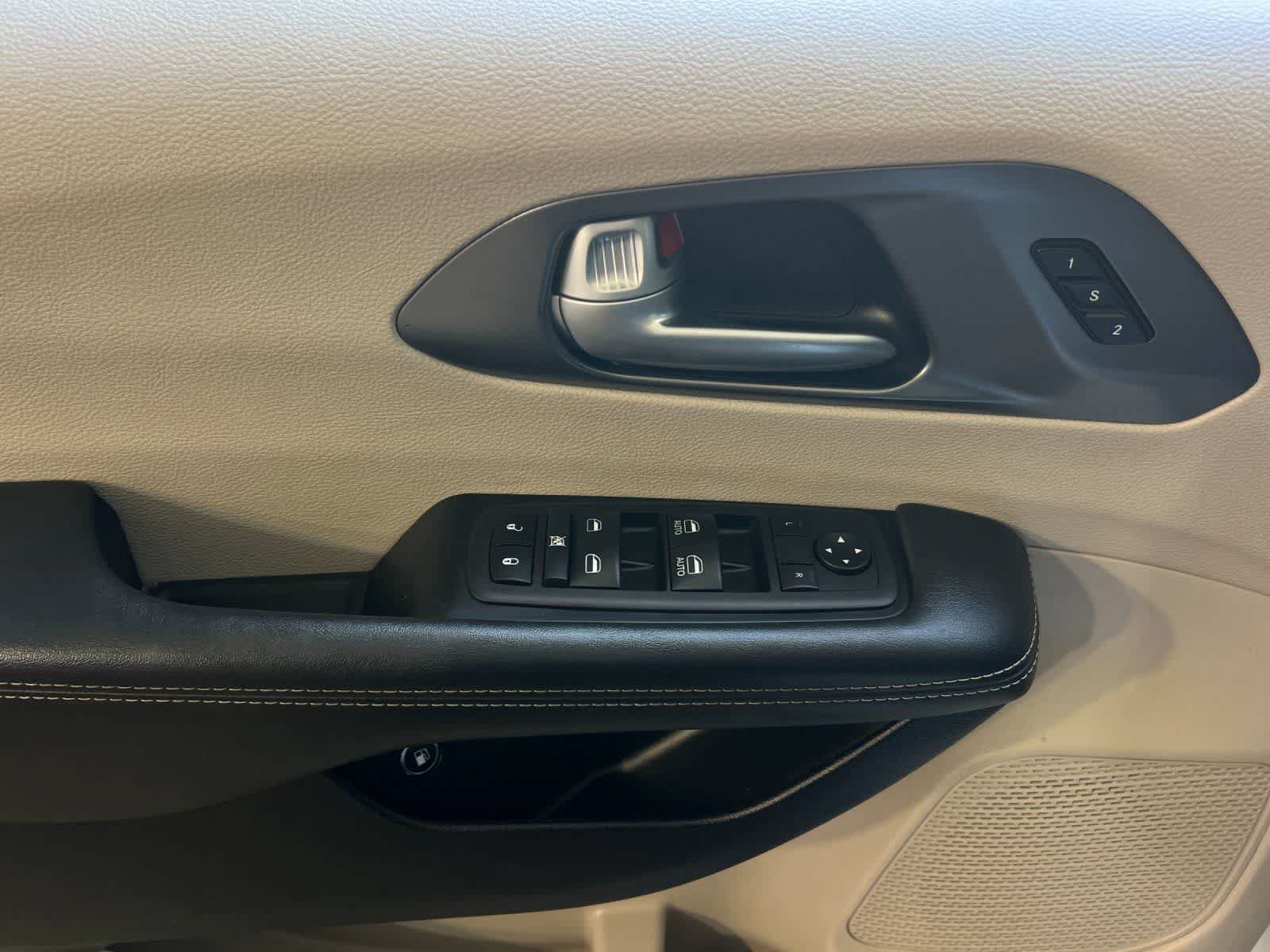 Used 2024 Chrysler Pacifica Limited FWD image 13