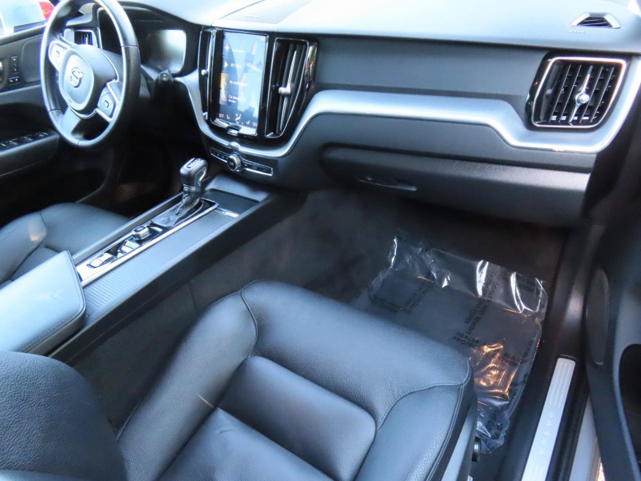 Used 2019 Volvo XC60 T6 Momentum w/ Multimedia Package AWD/4WD image 23