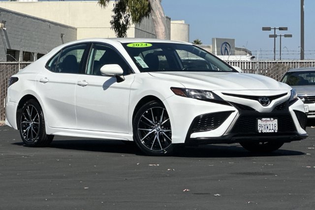 Used 2024 Toyota Camry SE FWD image 2