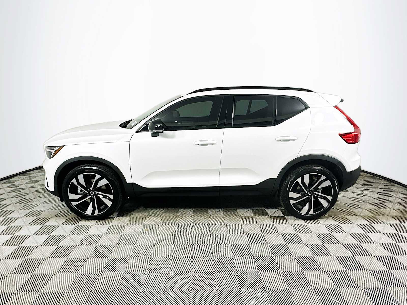 New 2026 Volvo XC40 B5 Plus w/ Protection Package Premier image 4