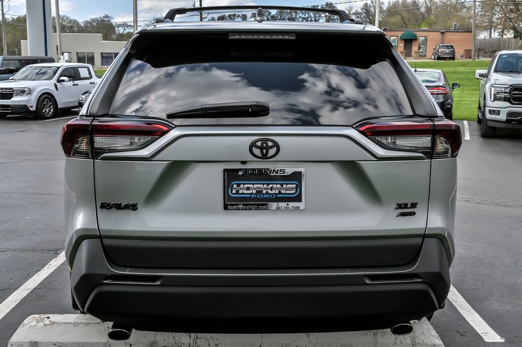 Used 2022 Toyota RAV4 XLE Premium AWD/4WD image 9