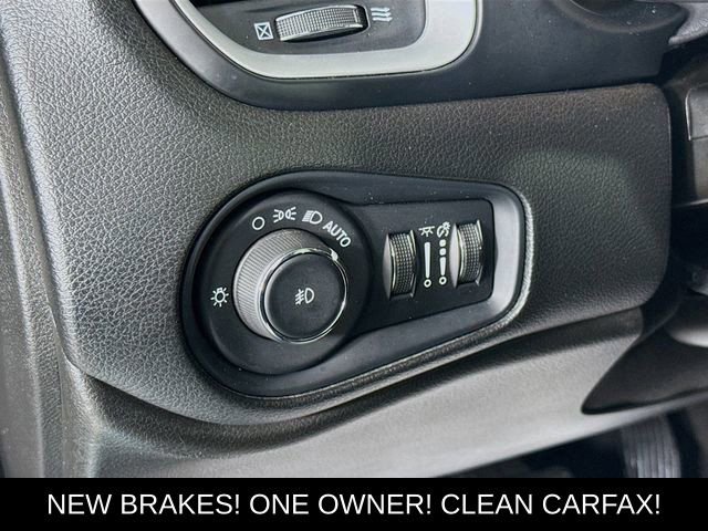 Used 2021 Jeep Renegade Latitude w/ Sun & Sound Group image 10