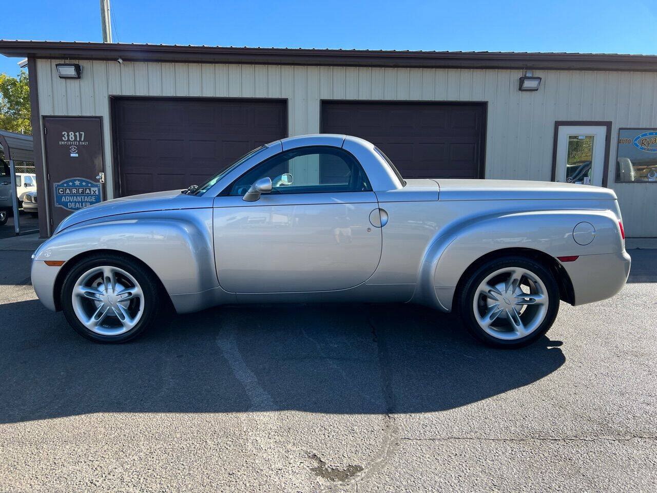 Used 2004 Chevrolet SSR w/ Preferred Equipment Group RWD image 4