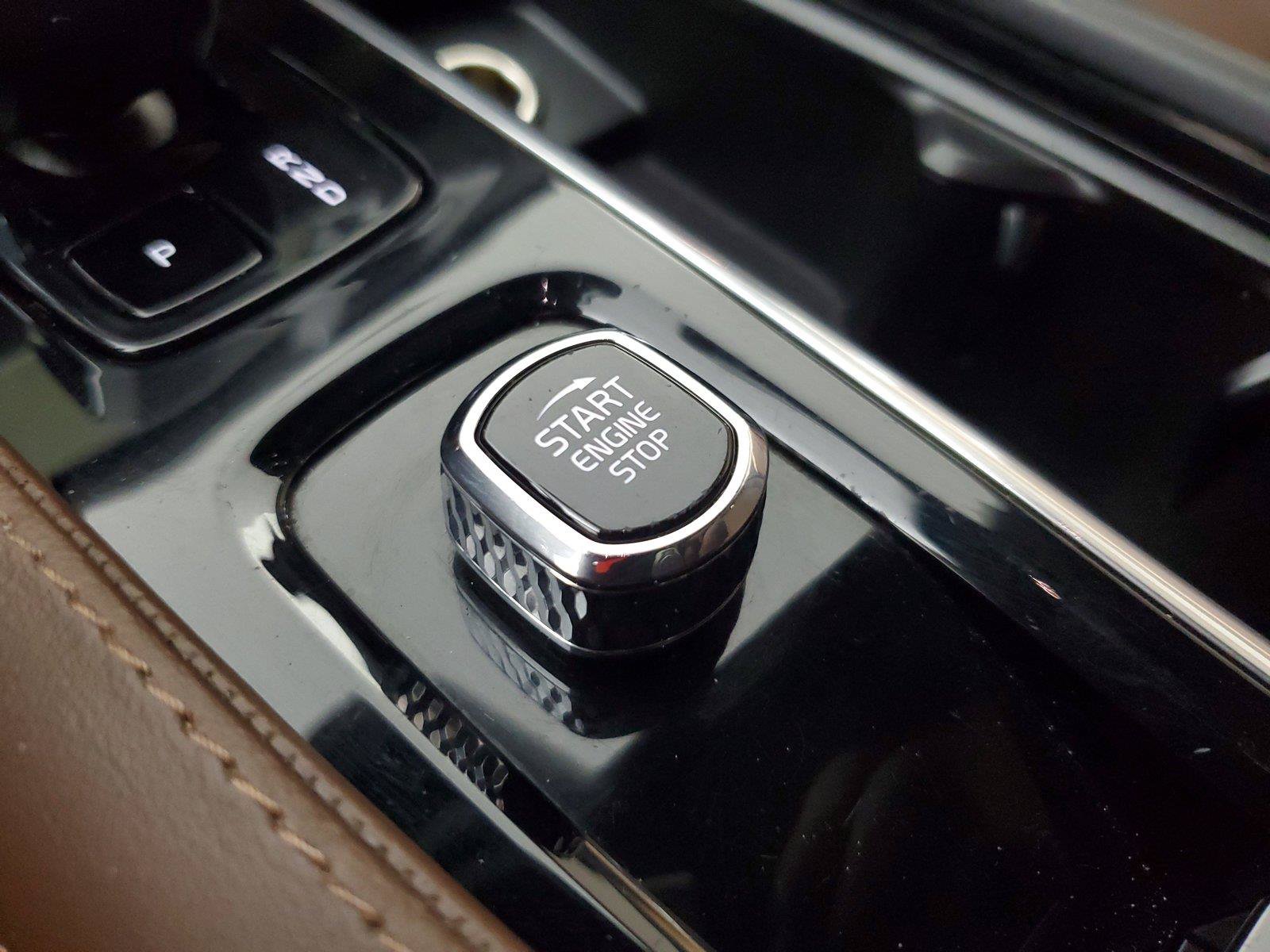 Certified 2024 Volvo XC90 T8 Plus AWD/4WD image 33