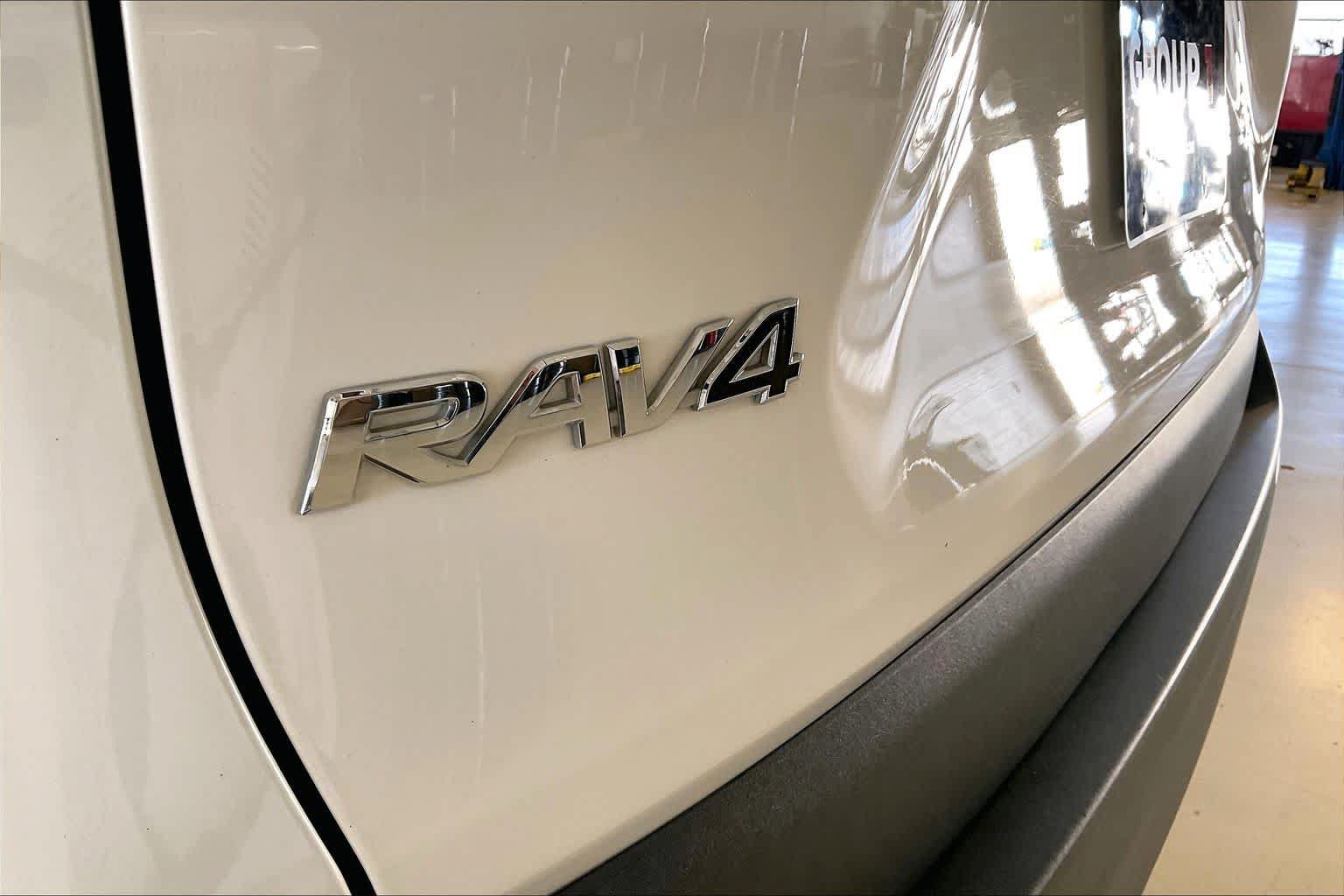 Used 2020 Toyota RAV4 XLE Premium FWD image 9