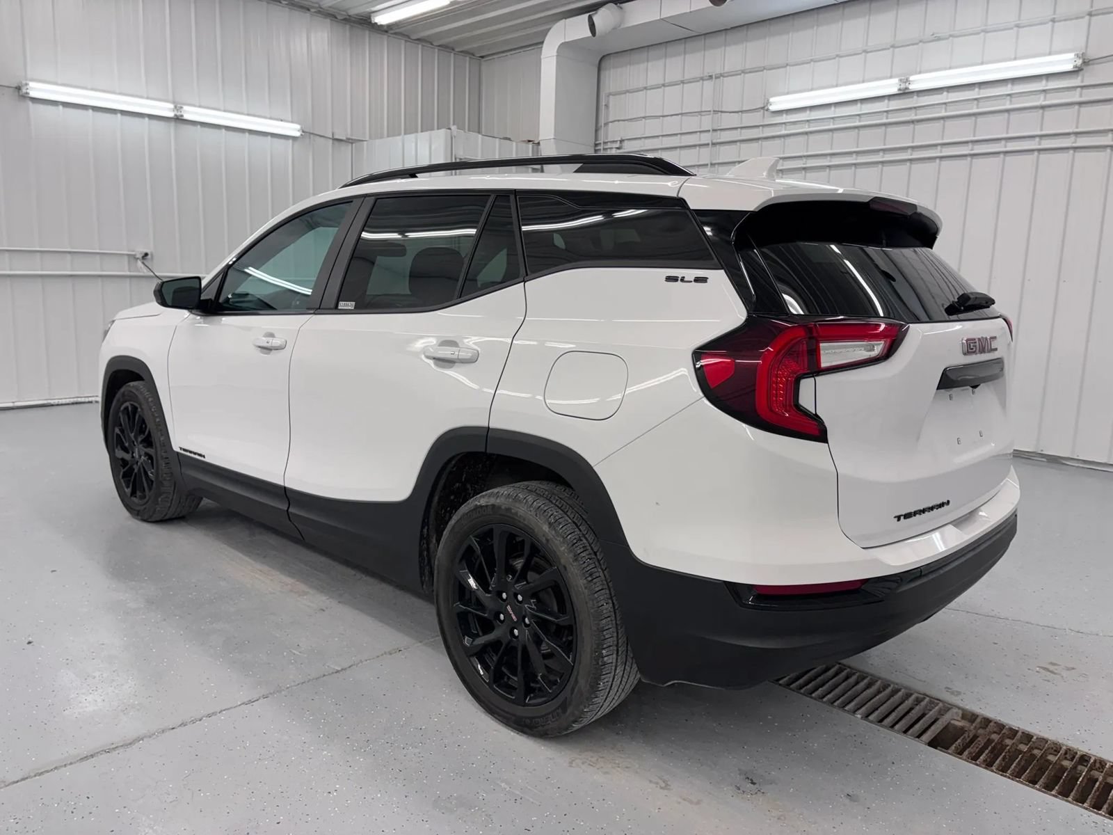 Used 2024 GMC Terrain SLE w/ Elevation Edition FWD image 6