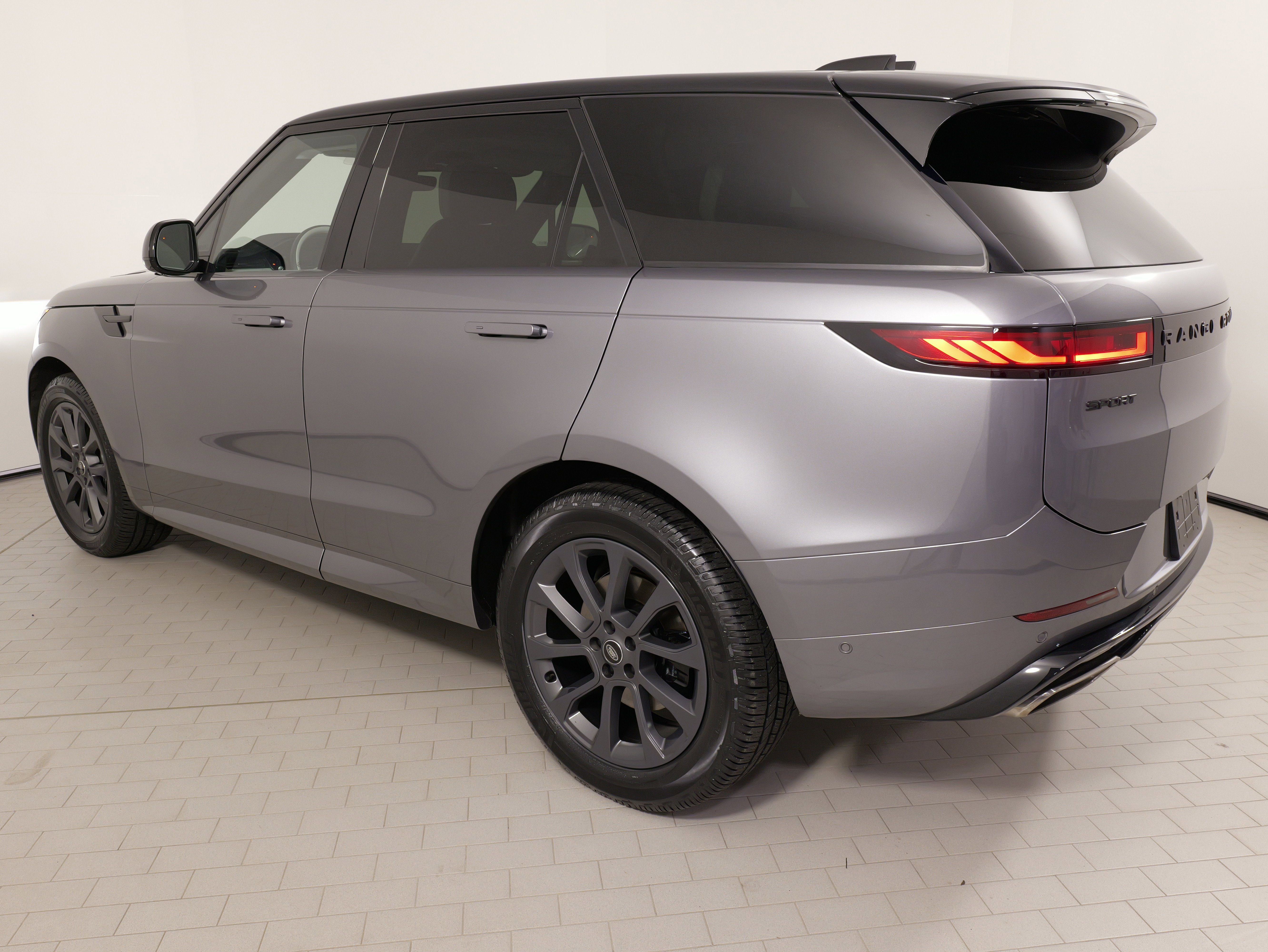 Used 2023 Land Rover Range Rover Sport SE Dynamic image 14