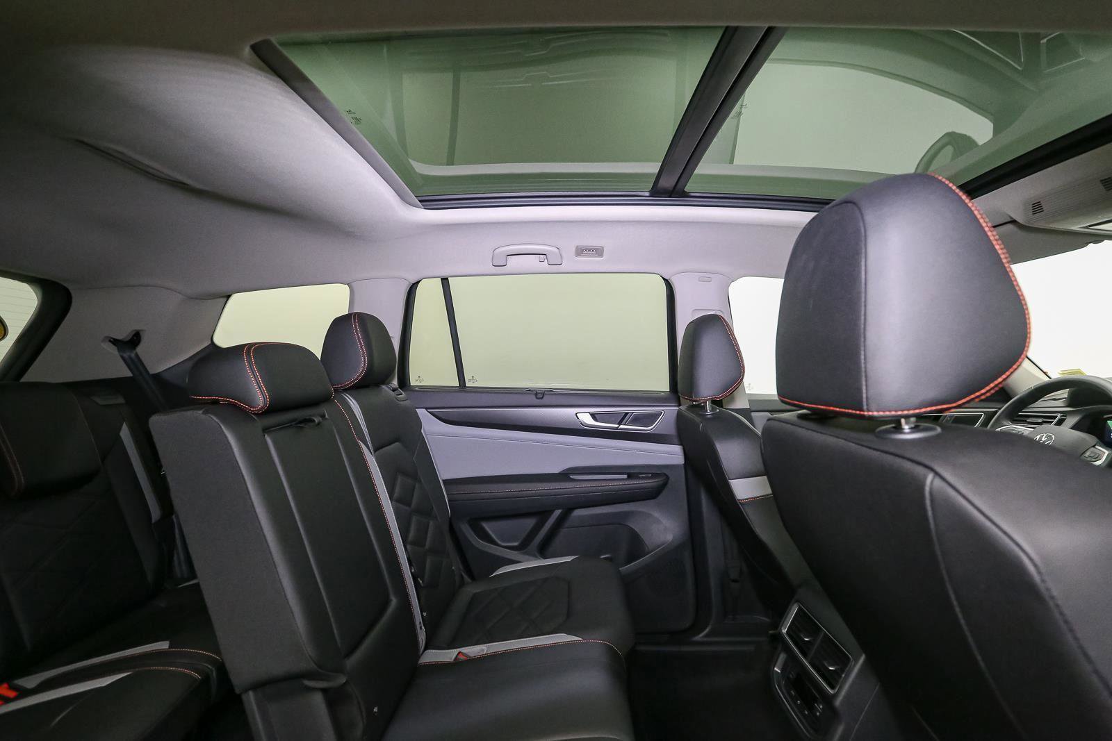 Certified 2025 Volkswagen Atlas Peak Edition SE AWD/4WD image 28