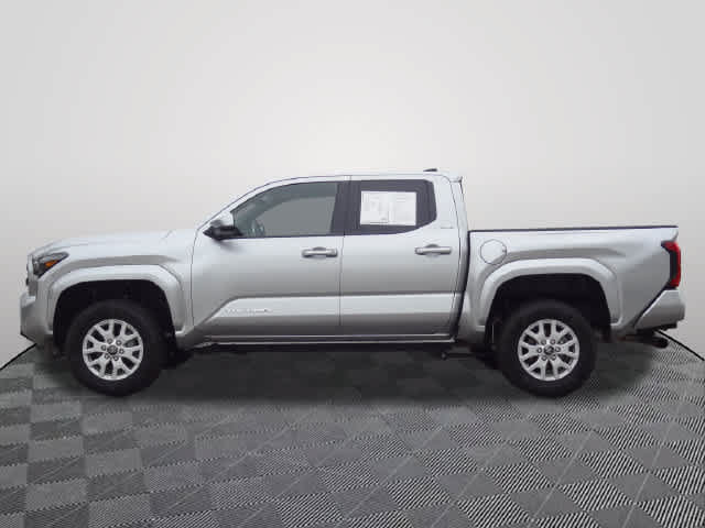Used 2025 Toyota Tacoma SR5 AWD/4WD image 2