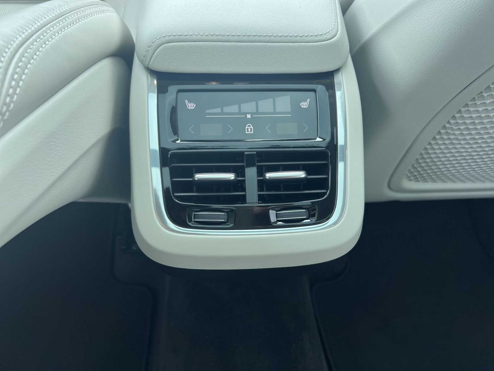 Used 2023 Volvo XC60 B5 Ultimate w/ Climate Package AWD/4WD image 23