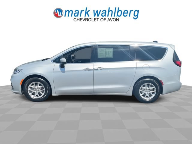 Used 2023 Chrysler Pacifica Touring FWD image 5
