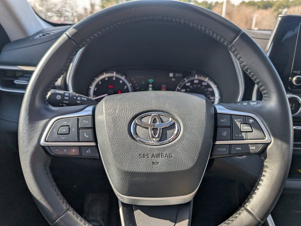 Used 2023 Toyota Highlander XLE image 28
