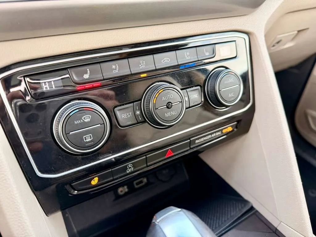 Used 2019 Volkswagen Atlas SEL Premium image 12