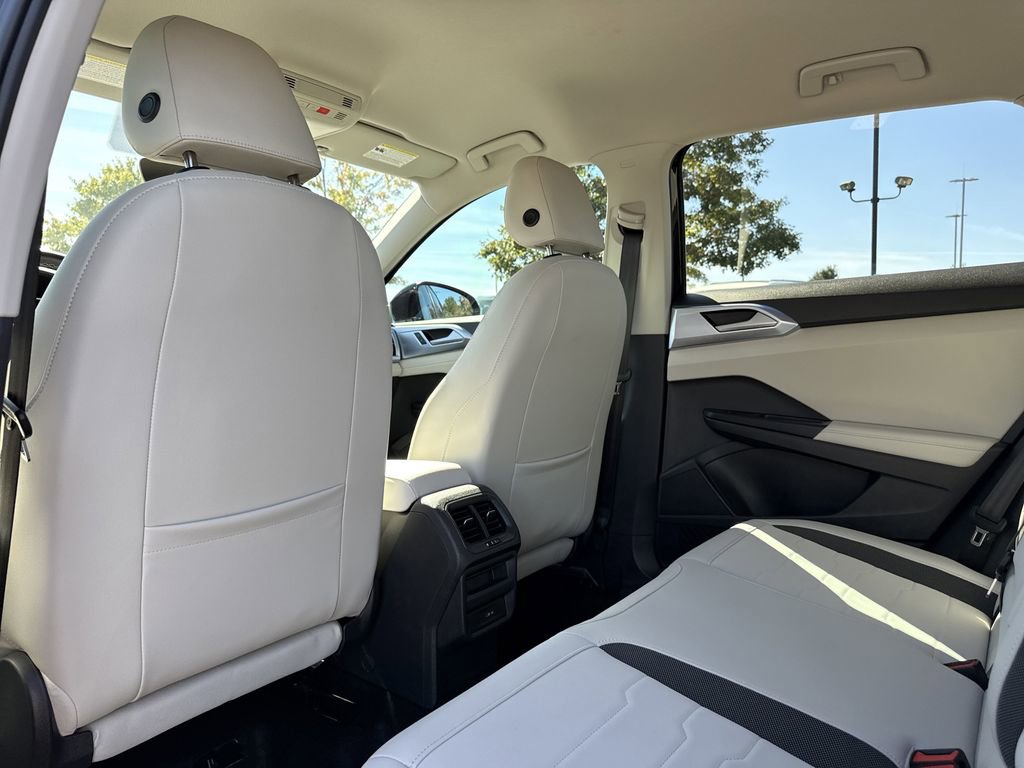 Used 2025 Volkswagen Taos SE image 19