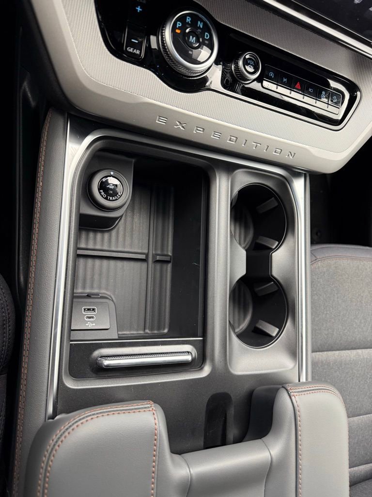 New 2025 Ford Expedition Active image 41