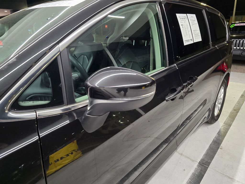 Certified 2023 Chrysler Pacifica Touring-L FWD image 10