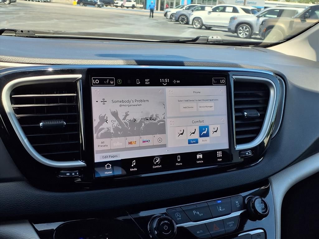 Used 2024 Chrysler Pacifica Touring-L FWD image 8