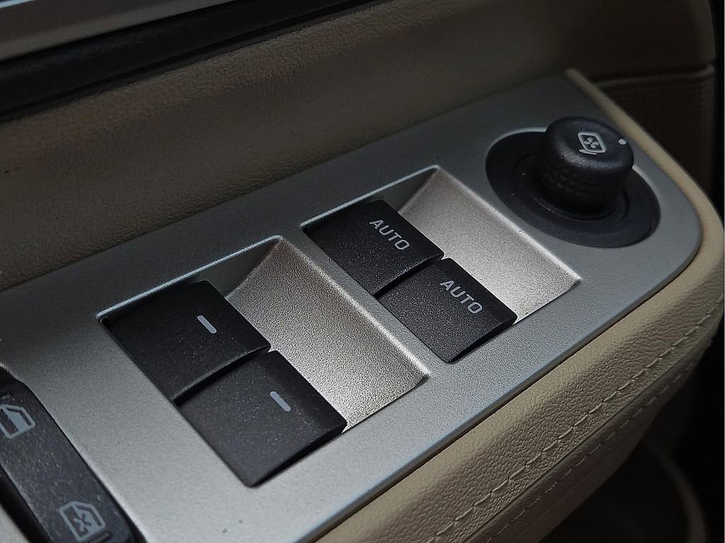 Used 2010 Lincoln MKX Base image 17