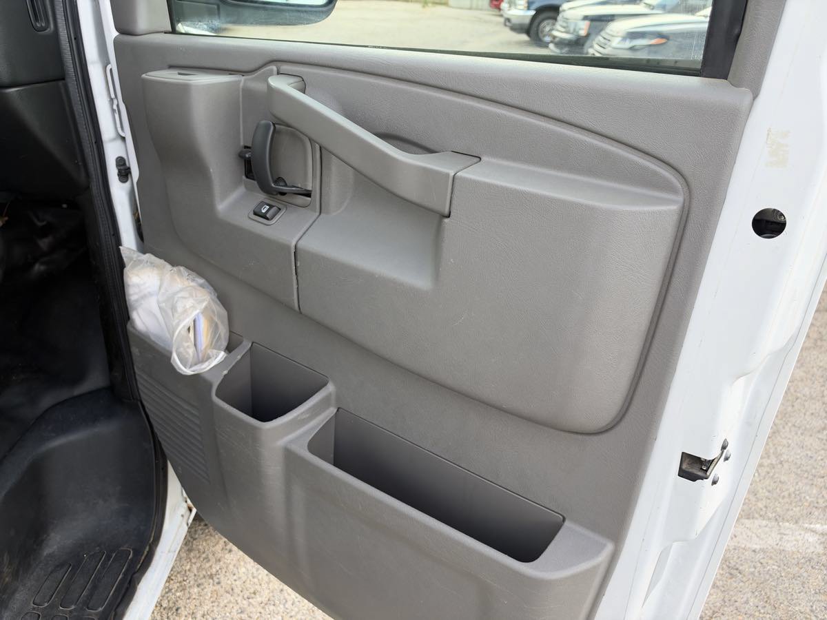 Used 2017 Chevrolet Express 2500 RWD image 15