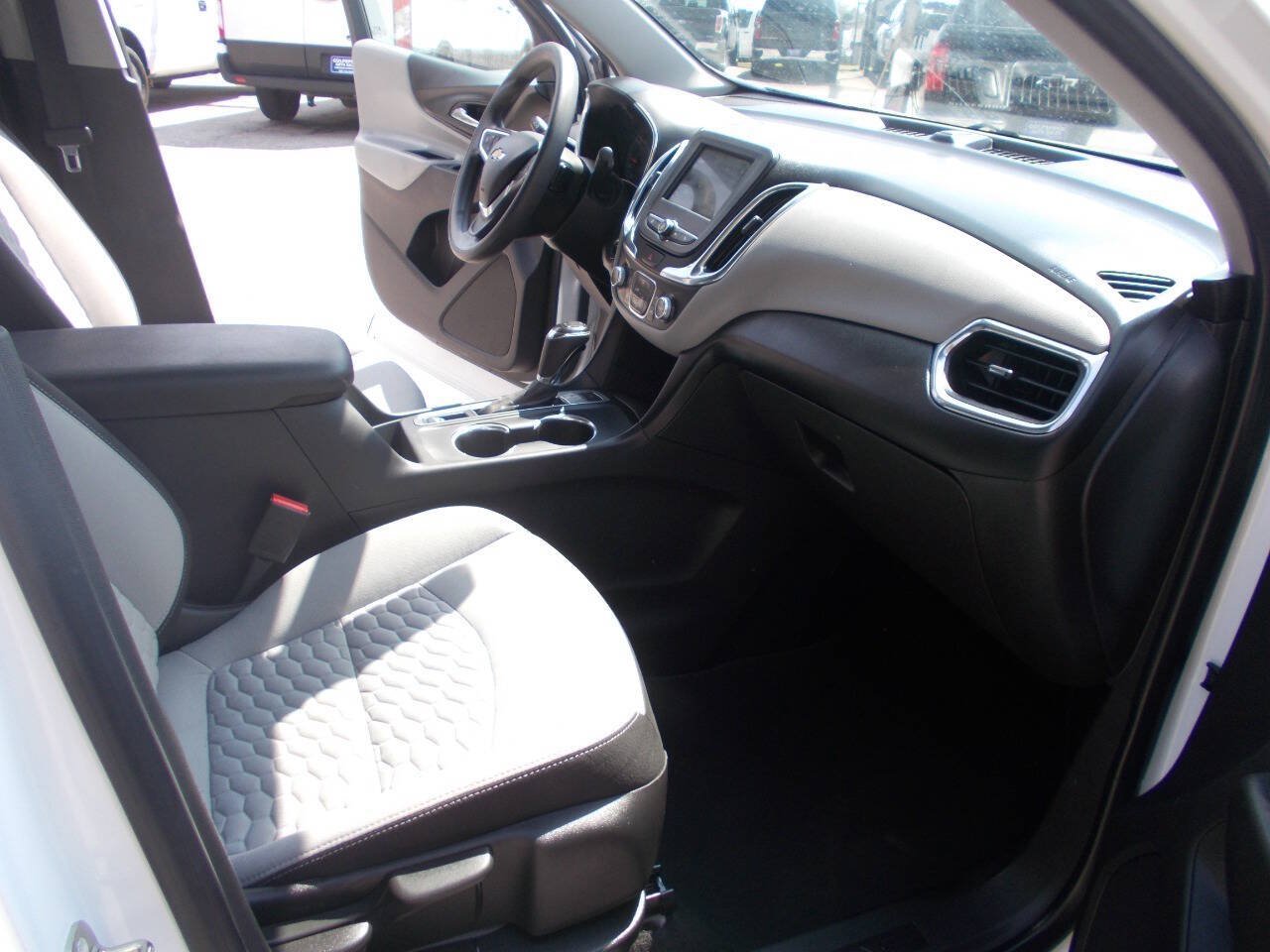 Used 2019 Chevrolet Equinox LS w/ LS Convenience Package AWD/4WD image 9