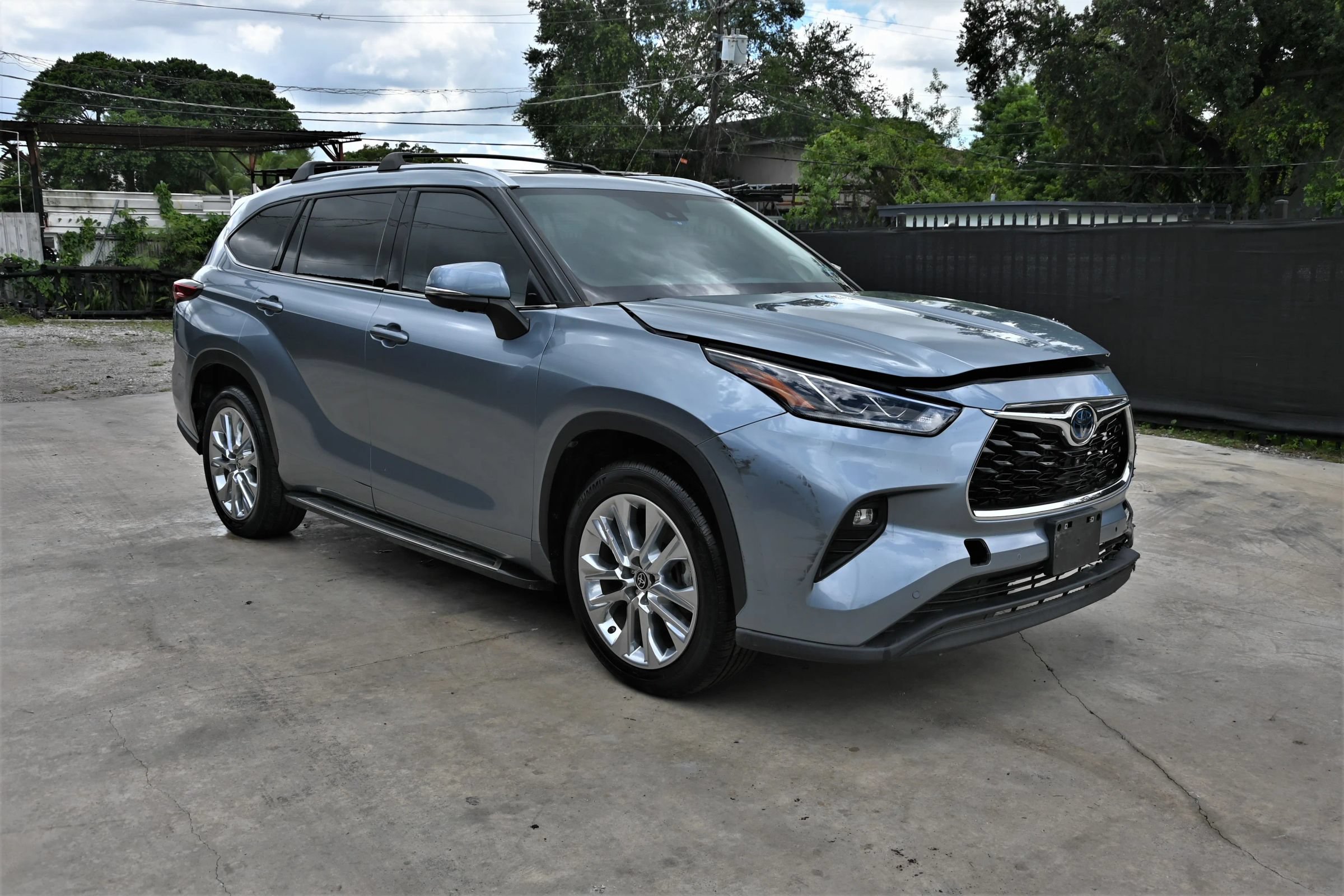 Used 2023 Toyota Highlander Limited FWD image 1