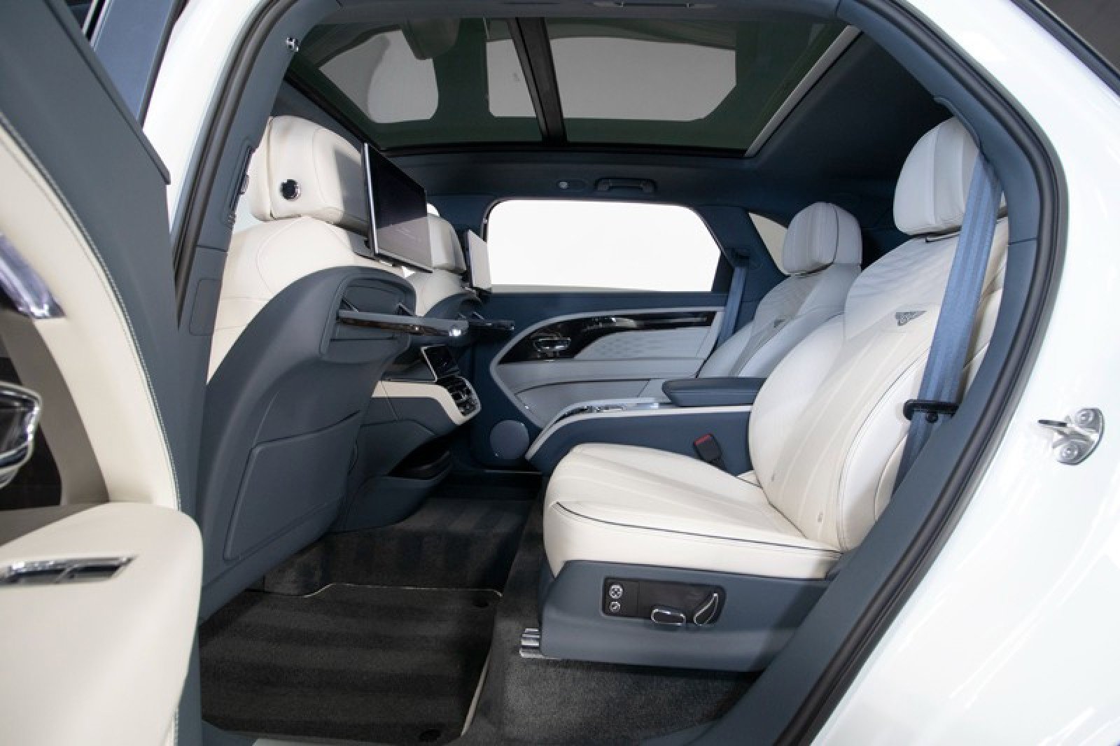 Used 2023 Bentley Bentayga Extended Wheelbase image 44