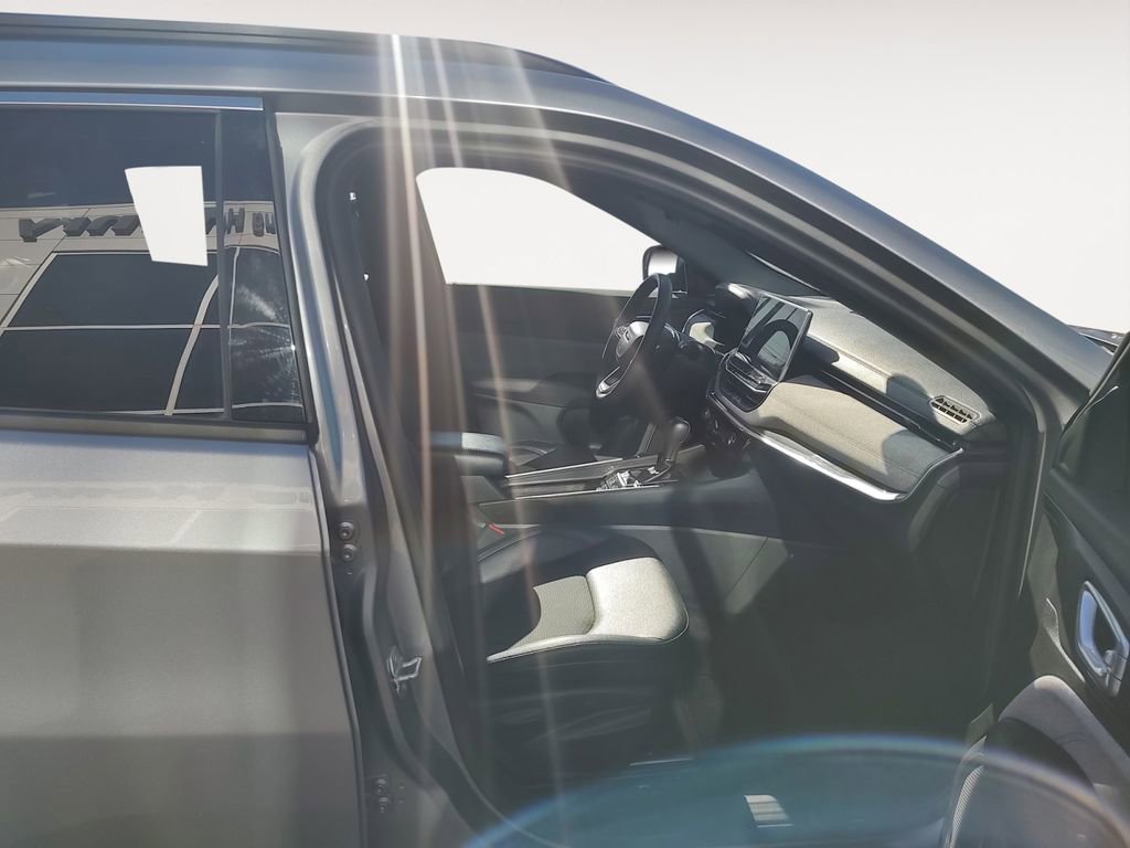 Used 2024 Jeep Compass Latitude image 15