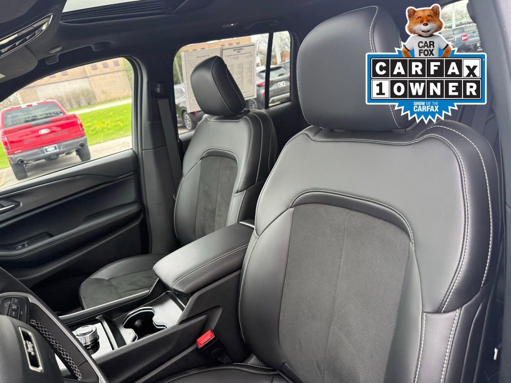 Used 2025 Jeep Grand Cherokee Altitude image 3