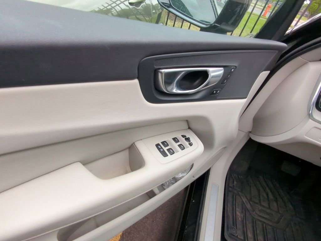 Used 2023 Volvo XC60 B5 Plus FWD image 9