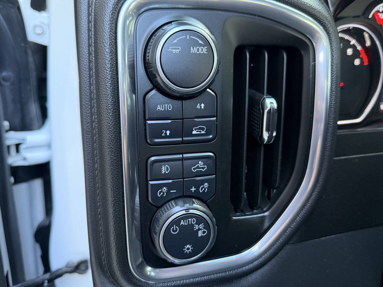 Used 2020 Chevrolet Silverado 1500 RST w/ RST Value Package AWD/4WD image 32