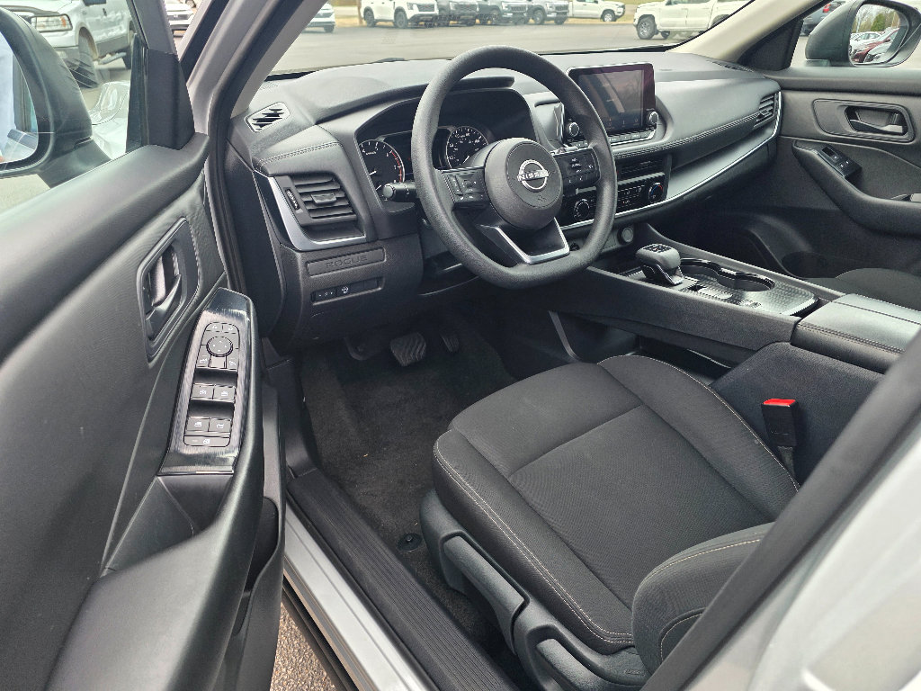 Used 2023 Nissan Rogue S image 9