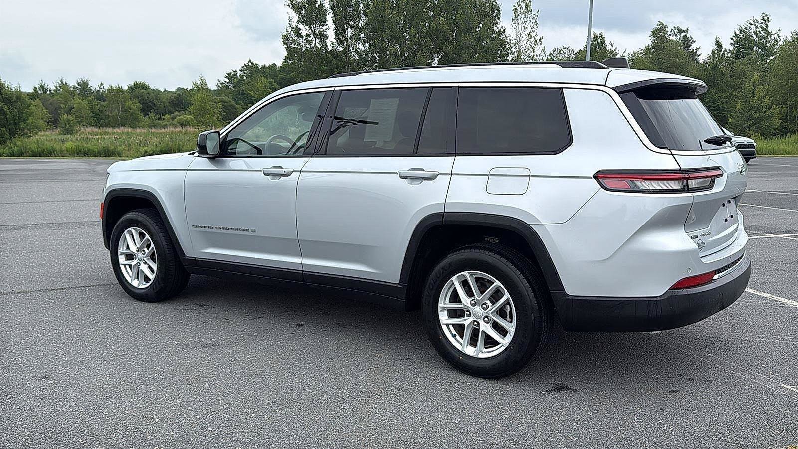 Used 2023 Jeep Grand Cherokee L Laredo AWD/4WD image 11