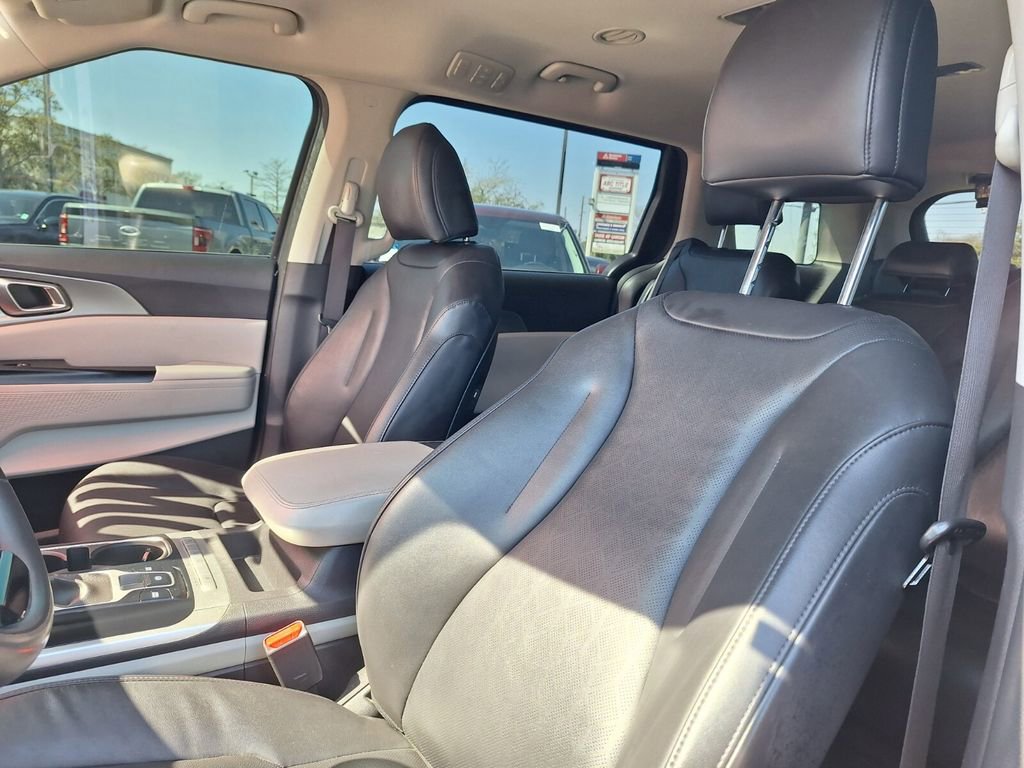Used 2023 Kia Carnival LX image 11