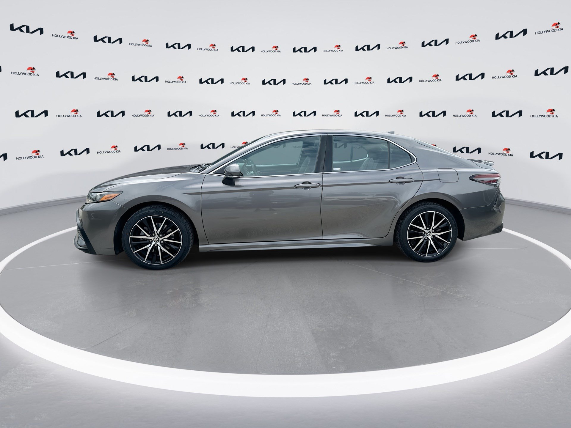 Used 2022 Toyota Camry SE FWD image 5