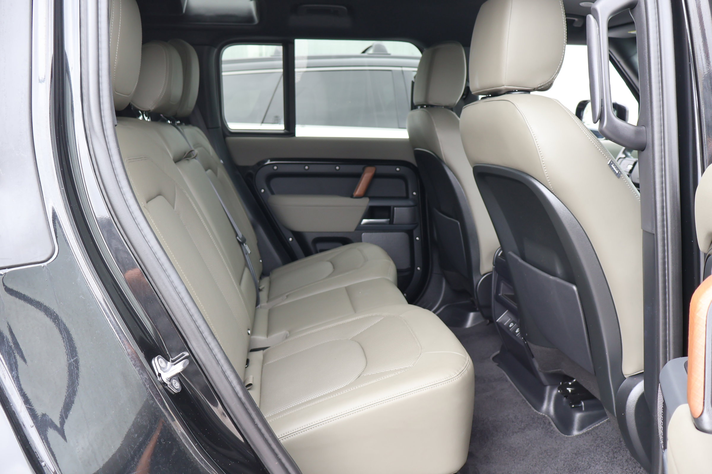 Used 2023 Land Rover Defender 110 X-Dynamic SE image 20